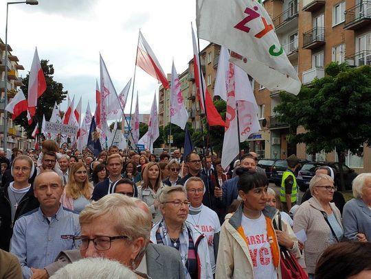 Marsz dla życia i rodziny. Tłumy kaliszan za wartościami katolickimi ZDJĘCIA i WIDEO