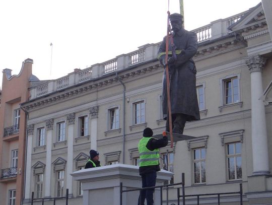 Marszałek już na cokole w alei Wolności ZDJĘCIA