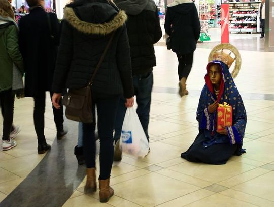 Matka Boska w centrum handlowym. Zachęca do refleksji