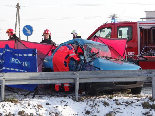 Mazda, którą podróżowało małżeństwo, zderzyła się z tirem. Jedna osoba nie żyje ZDJĘCIA