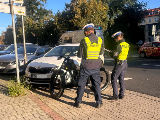 Mercedes kontra rower elektryczny. Kierowca jednośladu w szpitalu