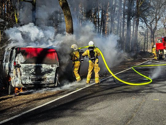 Mercedes w PŁOMIENIACH. Kierowca z rozległymi oparzeniami Mercedes w PŁOMIENIACH. Kierowca z rozległymi oparzeniami