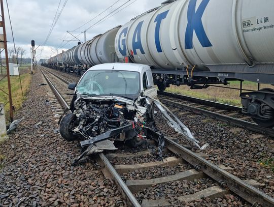 Mercedesem wjechał pod pociąg towarowy!