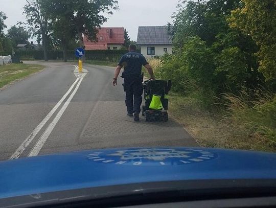 „Mężczyzna utknął na poboczu”.  Nietypowa policyjna eskorta
