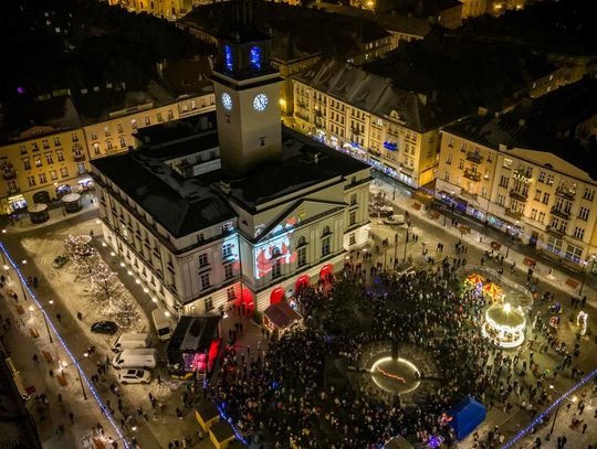 Miejskie Mikołajki w Kaliszu. Tłumy mieszkańców przed Ratuszem ZDJĘCIA