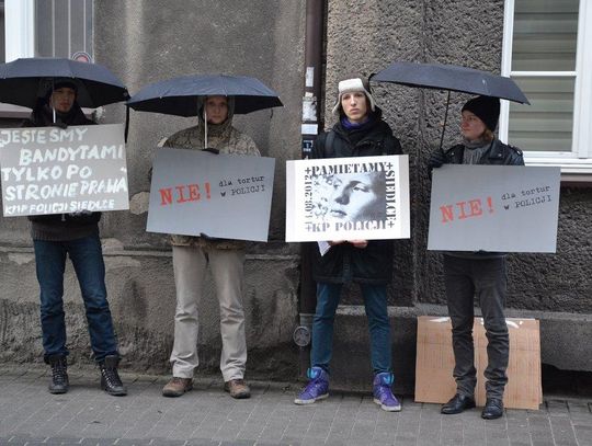 Mieli znęcać się nad zatrzymanymi, jeden z nich nie żyje. Policjanci przed sądem