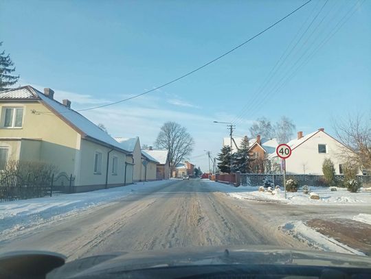 Mieszkańcy gminy Godziesze Wielkie oburzeni. Nieposypane drogi, lodowisko na ulicach!