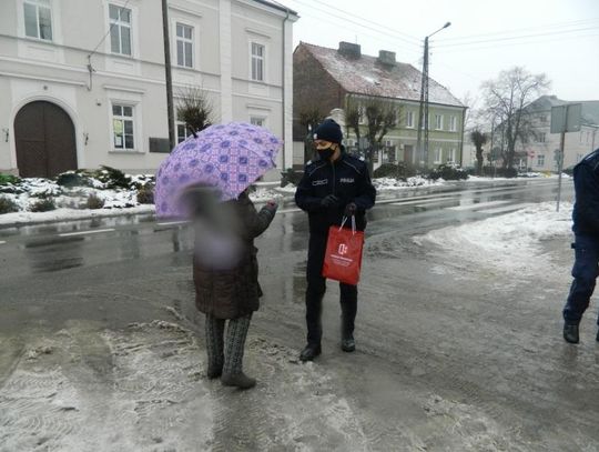 Mieszkańcy Opatówka otrzymali odblaski ZDJĘCIA