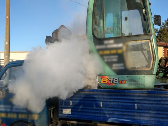 Minikoparka stanęła w ogniu podczas transportu. Z pomocą ruszyli świadkowie ZDJĘCIA