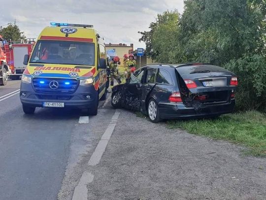 Młoda kobieta wymusiła pierwszeństwo przejazdu. Dwie osoby w szpitalu