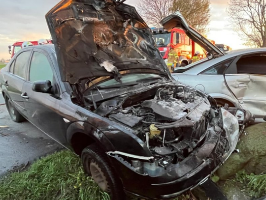 Młody kierowca wymusił pierwszeństwo. Po wypadku pojawił się ogień