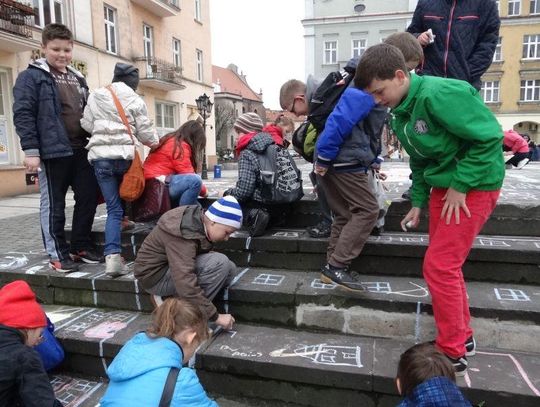 Młodzi plastycy "odnawiali" starówkę ZDJĘCIA