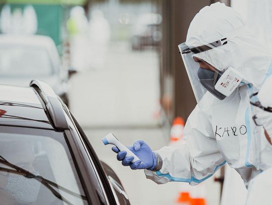 Mniej zakażeń, mniej zgonów. Poniedziałkowy raport Ministerstwa Zdrowia