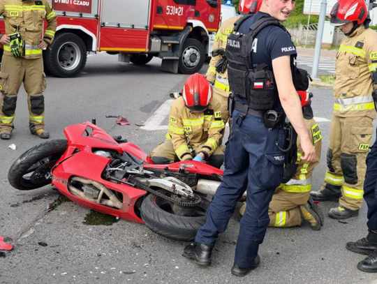 Motocykl vs. Dodge. Poszkodowany 19-letni kierowca jednośladu