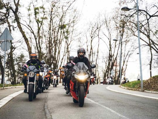 Motocykliści lubią sobie zaszaleć w obszarze zabudowanym. Będzie ich to słono kosztowało