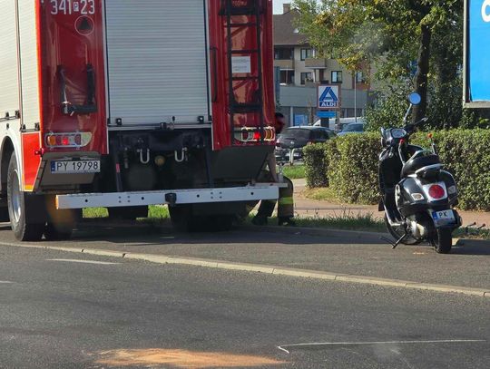 Motocyklista upadł na rondzie. Kierowca odjechał