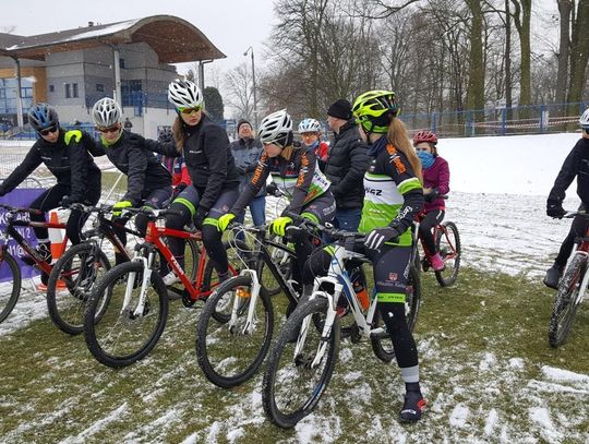 Mróz im niestraszny. Dzielni kolarze KTK z przełajowymi medalami (ZDJĘCIA)