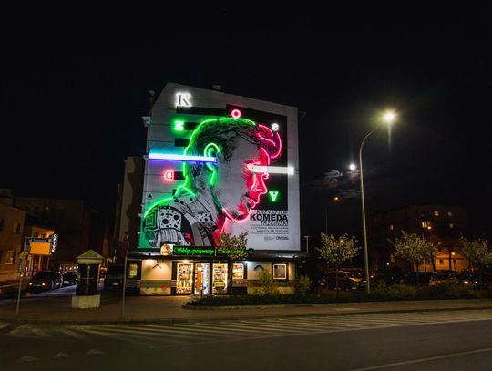 Mural Komedy rozświetlił neon ZDJĘCIA
