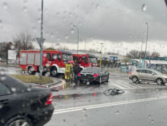 Myślał, że ma pierwszeństwo? Mercedes zderzył się z ciężarówką