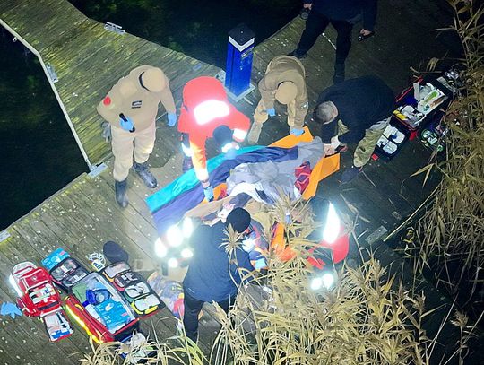 Myśleli, że śpi w pokoju. Kobieta leżała martwa w rowie obok domu