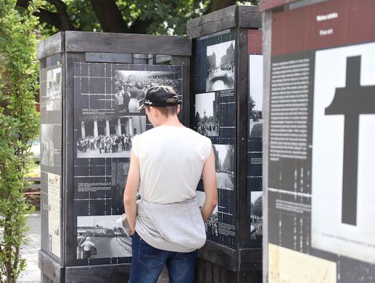 Na kaliskich plantach otwarto wystawę „Poznański Czerwiec 1956. Oblicza buntu i jego pamięć” ZDJĘCIA