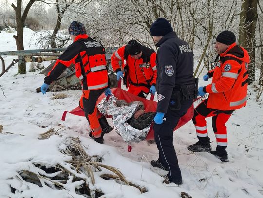 Na mrozie, obok leżała butelka. Pomoc przyszła w ostatniej chwili