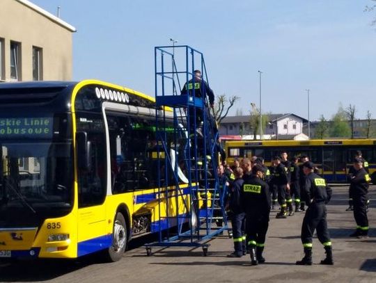 Na wypadek pożaru – strażacy poznawali budowę nowych autobusów hybrydowych