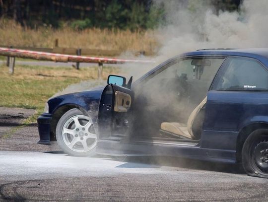 Na zjeździe BMW przy drifcie zapalił się samochód ZDJĘCIA