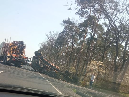 Przyczepa z drewnem wpadła do rowu. Są utrudnienia!