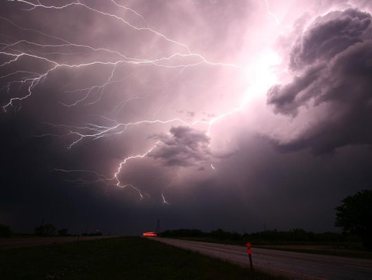 Nad Kalisz wędrują burze z gradem i silnym wiatrem