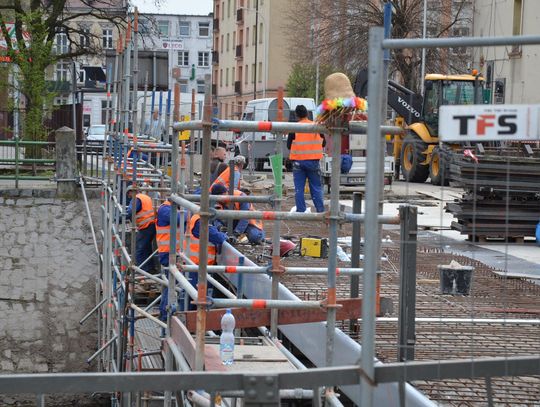 Nadrabiają stracony czas. Prace na moście trwają nawet w niedziele