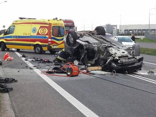 Nagranie z wideorejestratora pozwoli ustalić, co wydarzyło się na obwodnicy. Zderzenie BMW i MANa wyglądało bardzo poważnie