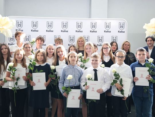 Najlepsi kaliscy uczniowie otrzymali stypendia ZDJĘCIA