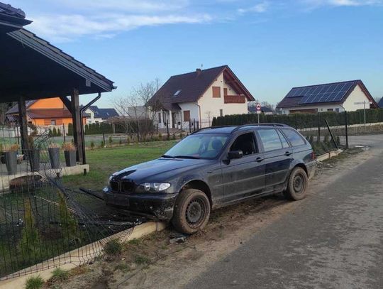 Najpierw autem uderzył w płot, potem chciał je odholować ciągnikiem