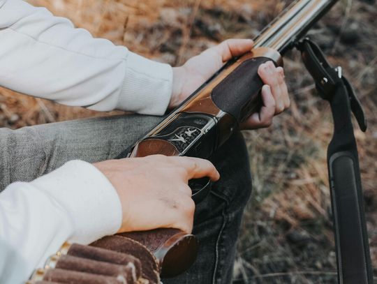 Najpierw postrzeliła dziecko, potem wystrzeliła na komendzie