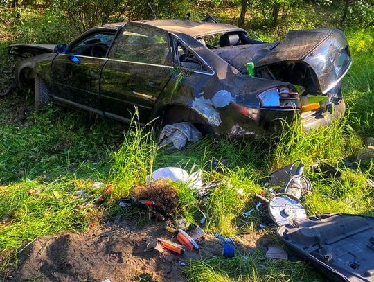 Najpierw wyprzedzał, potem dachował. Młody mężczyzna w szpitalu