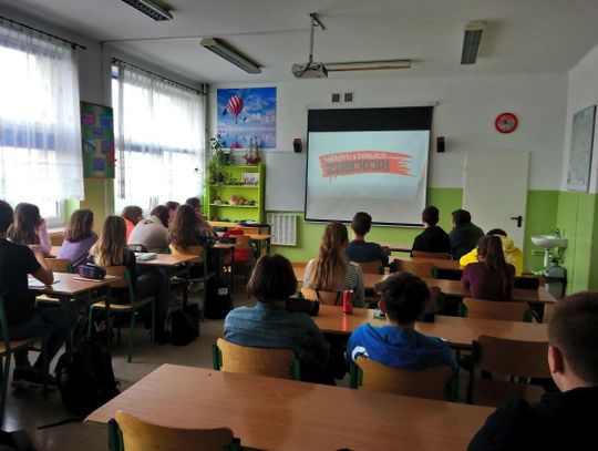 „Narkotyki i dopalacze zabijają". Policjanci uświadamiali młodzież o zagrożeniach