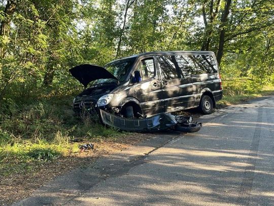 Nastolatek na motorowerze wpadł pod busa. Chłopak nie żyje