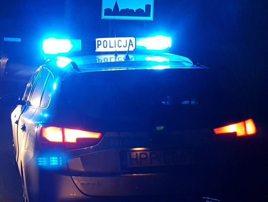 Nastolatka w środku nocy stała pod sklepem. Pokłóciła się z mamą