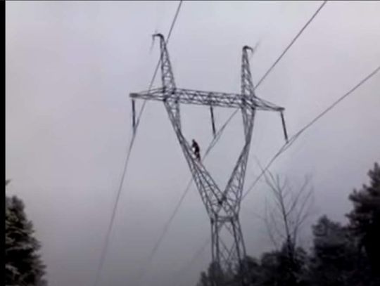 Nastolatka weszła na słup energetyczny! Porażona prądem trafiła do szpitala