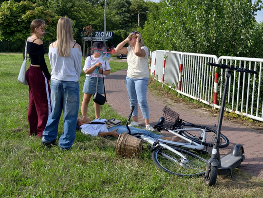 Nastolatki wjechały w rowerzystkę.  Kobieta w szpitalu