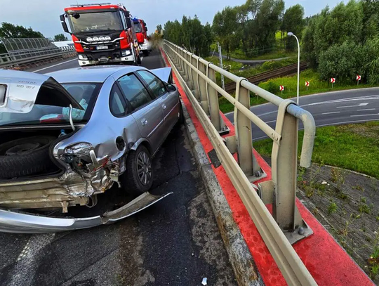 Nastolatkowie rozbili się na wiadukcie. Za kierownicą pijany 17-latek