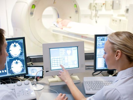 NFZ nie zamrozi płac, ale uderzy w pacjentów. LIMITY na badania i wizyty u specjalistów