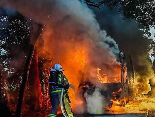 Wieczorna akcja strażaków. Z auta nic nie zostało