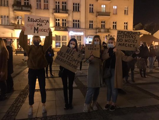 „Nie damy się zdeptać!”. Manifestacja w centrum Kalisza WIDEO ZDJĘCIA