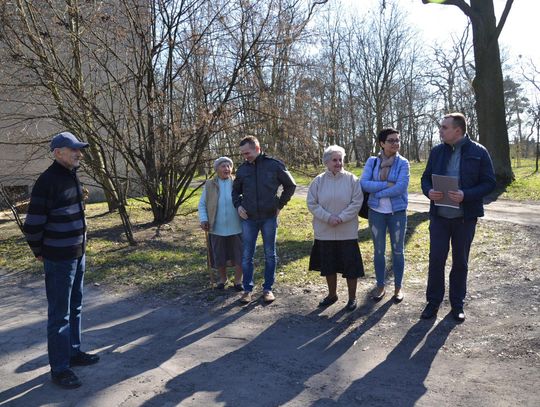 Nie dla hotelu i biblioteki. Mieszkańcy Szczypiorna chcą remontu dróg WIDEO