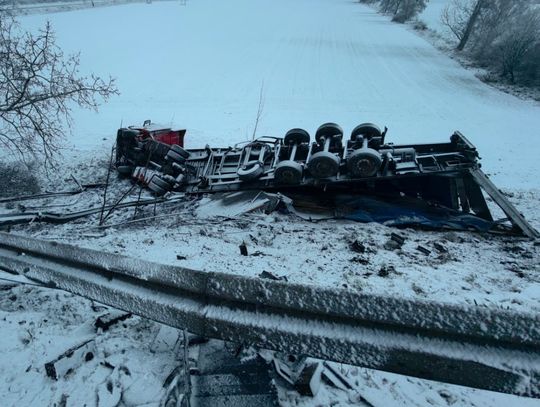 Nie dostosował prędkości. Ciężarówka zsunęła się ze skarpy