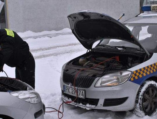 Nie odpalił ci samochód? Pomogą strażnicy miejscy