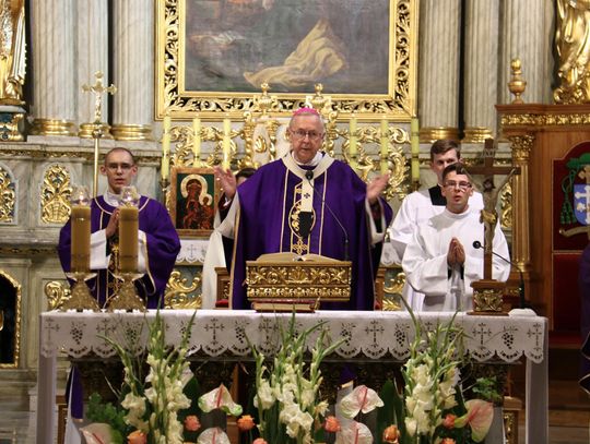 „Nie podlega już ludzkiemu osądowi”. Ostatnie pożegnanie śp. bpa Edwarda Janiaka