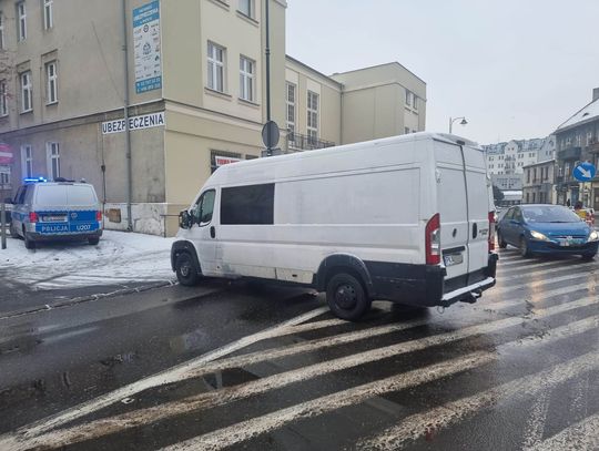 Nie zaciągnął ręcznego? Bus stoczył się na środek jezdni!